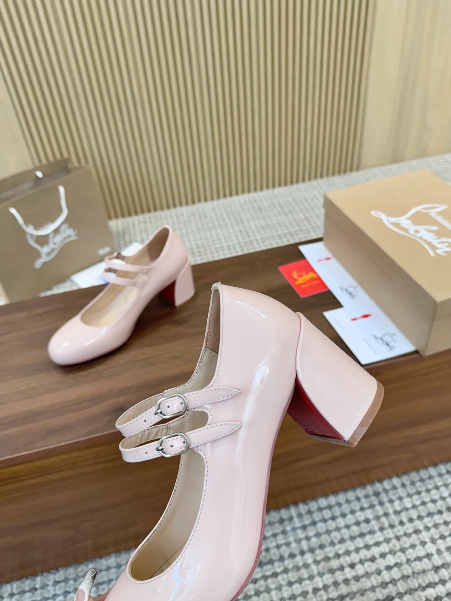 👟👟Ex-factory price 660👟👟 Christian Louboutin CL👠 "Patent Leather Series" Noble and luxurious, real blingbling✨ Real materials, all customized by the pattern maker, and the materials are made of original customized materials to achieve the taste of the original. 6 color options💍Upper: imported 👉cow patent leather💪 Inner: sheepskin feet/lining Size: 34-40.41.42 Heel height: 6.5cm Genuine leather sole